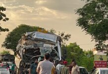 Video देखें: हिमाचल से जा रहे दो ट्रक नंगल-चंडीगढ़ मार्ग पर टकराये,कटर व ट्रैक्टर की मदद से निकाला गया ड्राइवर,टांगे टूटी, हजारों लीटर तेजाब था टैंकर में।