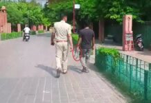 …लो जी कैदी को ताजमहल दिखाने पहुंच गए हिमाचल से पुलिसवाले: बंदूक से लैस थे, घुसने के लिए दबाव भी बनाया।