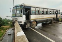 Live वीडियो देखें: शिमला से ऊना जा रही बस की हुई ब्रेक फेल, नंगल फ्लाईओवर पर लटकी।