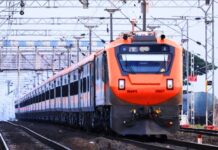 रेलवे यात्रियों के लिए खास खबर: क्यू.आर. कोड से कैशलैस ट्रांजैक्शन की सुविधा, पढ़ें सारी जानकारी