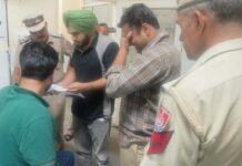 पुलिस स्टेशन में ‘वारेंट’ पर लाये गए हत्या आरोपी की ‘शराब’ और ‘कबाब’ पार्टी ने मचाया हड़कंप! डीआईजी व एसएसपी तक पहुंचा लापरवाही का मामला, देर रात डेढ़ बजे करवाना पड़ा मेडिकल। Video देखने के लिए Link को Click कर चैनल को Follow करें।