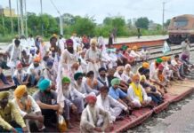 किसानों का जबरदस्त रेल रोको प्रदर्शन: रेलवे ट्रैक पर धरना देकर सरकार को दी चुनौती, ट्रेनों का हुआ बुरा हाल