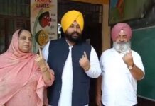 कैबिनेट मंत्री हरजोत बैंस ने माता-पिता के साथ पैतृक गांव गंभीरपुर में डाली अपनी वोट, कही यह बात