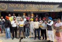 उपचुनाव में ‘आप’ की शानदार जीत पर नेताओं ने लड्डू बांटकर मनाई खुशी, जनता ईमानदार सरकार के ढाई साल के कार्यकाल से बेहद खुश