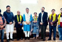 कांग्रेस को बड़ा झटका: पूर्व मेयर और उनकी पत्नी AAP में शामिल हुए