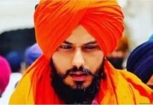 जेल मे बंद सांसद अमृतपाल सिंह के पिता को पुलिस ने किया नजरबंद, अमृतपाल के घर के बाहर भारी पुलिस फोर्स तैनात