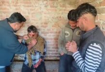 Video देखें: दिनदहाड़े घर पर तेजधार तलवारों व हथियारो से हमला, महिला ने दिखाया साहस, तीन हमलावर पकड़े गए।