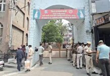 बम धमकी का E-mail आया: डीसी ऑफिस और कोर्ट परिसर में मची अफरा-तफरी,खाली करवाये गए।