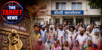 पीरनिगाह मंदिर की चाबिया पंचायत को देने की मांग, डीसी कार्यालय के बाहर जुटे ग्रामीण
