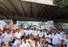 पंजाब में बढ़ते अपराधों के खिलाफ बीजेपी का हल्ला बोल, पुलिस कमिश्नर दफ्तर के बाहर किया जोरदार प्रदर्शन पंजाब में बढ़ते अपराधों के खिलाफ बीजेपी का हल्ला बोल, पुलिस कमिश्नर दफ्तर के बाहर किया जोरदार प्रदर्शन
