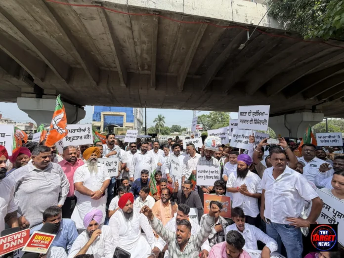 पंजाब में बढ़ते अपराधों के खिलाफ बीजेपी का हल्ला बोल, पुलिस कमिश्नर दफ्तर के बाहर किया जोरदार प्रदर्शन पंजाब में बढ़ते अपराधों के खिलाफ बीजेपी का हल्ला बोल, पुलिस कमिश्नर दफ्तर के बाहर किया जोरदार प्रदर्शन
