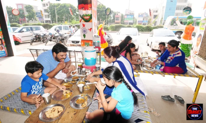 चंडीगढ़ के रेस्टोरेंट्स में अब लाइव दिखेगी किचन की सफाई, प्रशासन का नया फरमान चंडीगढ़ के रेस्टोरेंट्स में अब लाइव दिखेगी किचन की सफाई, प्रशासन का नया फरमान