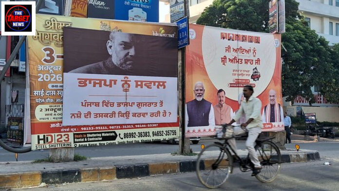अमित शाह के पंजाब दौरे से ठीक पहले जालंधर में लगे तीखे सवालों वाले होर्डिंग, राजनीति गरमाई अमित शाह के पंजाब दौरे से ठीक पहले जालंधर में लगे तीखे सवालों वाले होर्डिंग, राजनीति गरमाई
