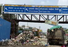 गुरुग्राम में सफाई कर्मचारियों की हड़ताल 9 सितंबर तक बढ़ी, शहर में कचरे के अंबार से बिगड़े हालात गुरुग्राम में सफाई कर्मचारियों की हड़ताल 9 सितंबर तक बढ़ी, शहर में कचरे के अंबार से बिगड़े हालात