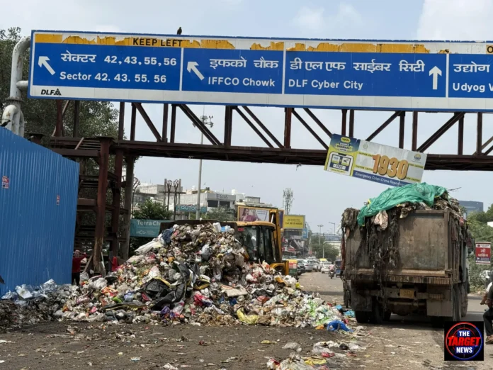 गुरुग्राम में सफाई कर्मचारियों की हड़ताल 9 सितंबर तक बढ़ी, शहर में कचरे के अंबार से बिगड़े हालात गुरुग्राम में सफाई कर्मचारियों की हड़ताल 9 सितंबर तक बढ़ी, शहर में कचरे के अंबार से बिगड़े हालात