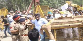 लुधियाना में सज्जन कुमार के अंतिम संस्कार विवाद पर गरमाई सियासत, AAP ने भाजपा कार्यालय के बाहर किया जोरदार प्रदर्शन लुधियाना में सज्जन कुमार के अंतिम संस्कार विवाद पर गरमाई सियासत, AAP ने भाजपा कार्यालय के बाहर किया जोरदार प्रदर्शन