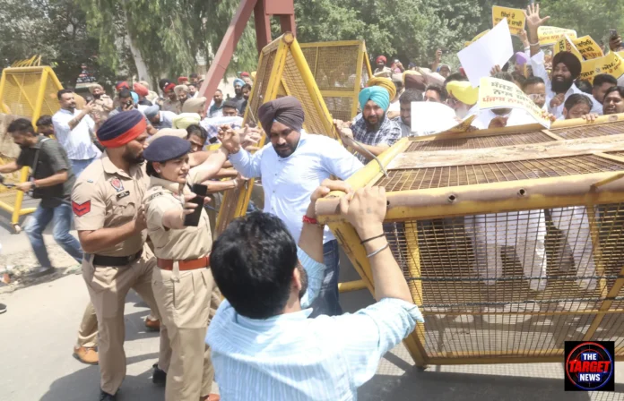 लुधियाना में सज्जन कुमार के अंतिम संस्कार विवाद पर गरमाई सियासत, AAP ने भाजपा कार्यालय के बाहर किया जोरदार प्रदर्शन