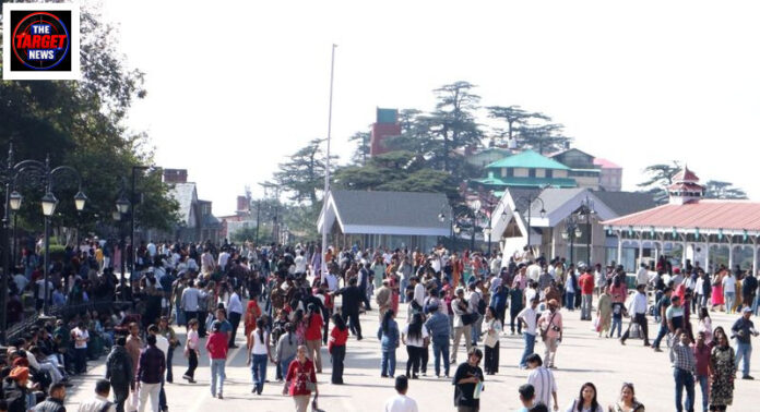 मानसून की विदाई के बाद शिमला में उमड़े पर्यटकों के सैलाब से होटल पैक, शहर में लगा लंबा जाम मानसून की विदाई के बाद शिमला में उमड़े पर्यटकों के सैलाब से होटल पैक, शहर में लगा लंबा जाम