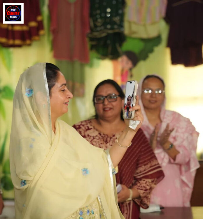 हरसिमरत बादल ने एशियाई खेलों की स्वर्ण पदक विजेता बलजीत कौर को दी बधाई, पंजाब की बेटियों को बताया प्रेरणा हरसिमरत बादल ने एशियाई खेलों की स्वर्ण पदक विजेता बलजीत कौर को दी बधाई, पंजाब की बेटियों को बताया प्रेरणा