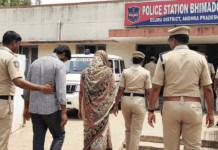 आंध्र प्रदेश में खौफनाक वारदात: प्रेमी को तालाब के पास बुलाकर बेरहमी से हत्या, पति-पत्नी गिरफ्तार आंध्र प्रदेश में खौफनाक वारदात: प्रेमी को तालाब के पास बुलाकर बेरहमी से हत्या, पति-पत्नी गिरफ्तार