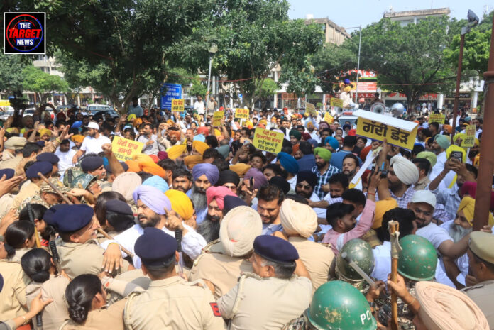 चंडीगढ़ में आप का जोरदार प्रदर्शन: मनीष सिसोदिया और हरपाल चीमा समेत कई नेता हिरासत में