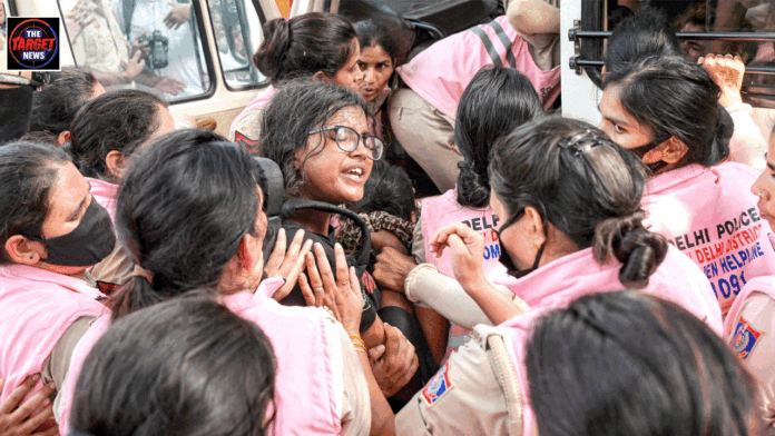 दिल्ली में विरोध प्रदर्शन और पुलिस कार्रवाई: क्या असहमति की आवाज़ों को दबाने की कोशिश हो रही है? दिल्ली में विरोध प्रदर्शन और पुलिस कार्रवाई: क्या असहमति की आवाज़ों को दबाने की कोशिश हो रही है?