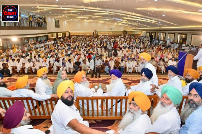 पंजाब की राजनीति में बड़ा फेरबदल, वारिस पंजाब दे ने अकाली दल के गढ़ में फूंका चुनावी बिगुल पंजाब की राजनीति में बड़ा फेरबदल, वारिस पंजाब दे ने अकाली दल के गढ़ में फूंका चुनावी बिगुल