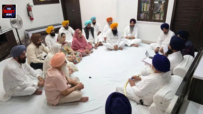 पंजाब के आप विधायकों ने अकाल तख्त सचिवालय में दी हाजिरी, विधायक गियासपुरा के बयानों से किया किनारा पंजाब के आप विधायकों ने अकाल तख्त सचिवालय में दी हाजिरी, विधायक गियासपुरा के बयानों से किया किनारा