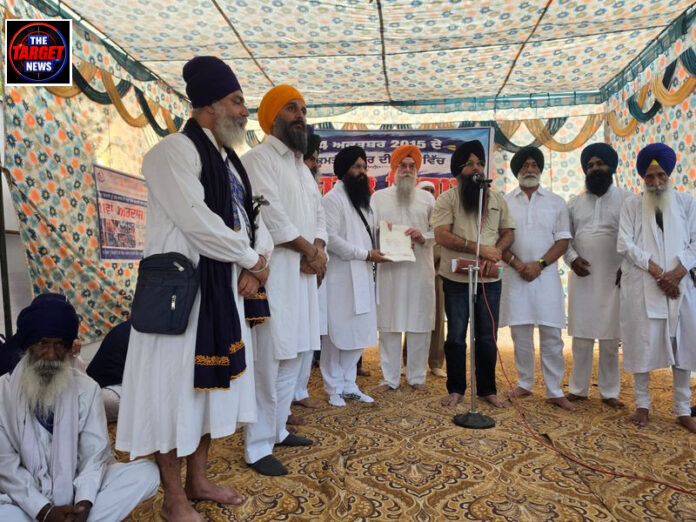 पंजाब में बेअदबी और गोलीबारी मामलों को लेकर सिख संगठनों का 'लानत दिवस', स्पीकर को सौंपा 'शर्म पत्र' पंजाब में बेअदबी और गोलीबारी मामलों को लेकर सिख संगठनों का 'लानत दिवस', स्पीकर को सौंपा 'शर्म पत्र'