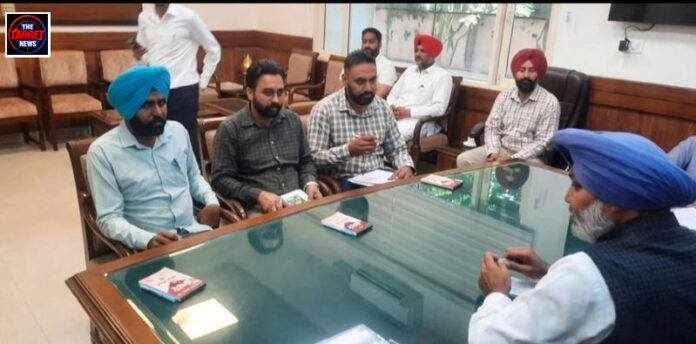 पंजाब रोडवेज और पीआरटीसी के संविदा कर्मियों ने परिवहन मंत्री के साथ बैठक के बाद हड़ताल वापस ली पंजाब रोडवेज और पीआरटीसी के संविदा कर्मियों ने परिवहन मंत्री के साथ बैठक के बाद हड़ताल वापस ली