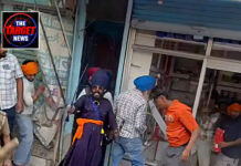 परविंदर झोटा हत्याकांड: मानसा में विरोध प्रदर्शन के दौरान केमिस्ट की दुकान में तोड़फोड़, भारी तनाव परविंदर झोटा हत्याकांड: मानसा में विरोध प्रदर्शन के दौरान केमिस्ट की दुकान में तोड़फोड़, भारी तनाव