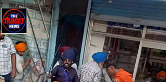 परविंदर झोटा हत्याकांड: मानसा में विरोध प्रदर्शन के दौरान केमिस्ट की दुकान में तोड़फोड़, भारी तनाव परविंदर झोटा हत्याकांड: मानसा में विरोध प्रदर्शन के दौरान केमिस्ट की दुकान में तोड़फोड़, भारी तनाव