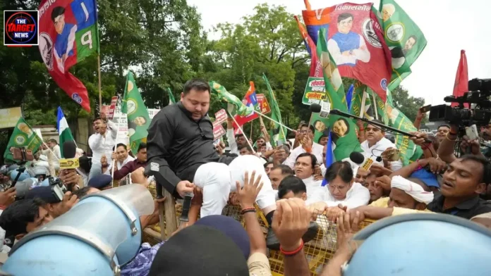 बिहार में राजनीतिक सरगर्मी तेज: तेजस्वी यादव के नेतृत्व में विपक्ष ने निकाला एसआईआर के खिलाफ मार्च बिहार में राजनीतिक सरगर्मी तेज: तेजस्वी यादव के नेतृत्व में विपक्ष ने निकाला एसआईआर के खिलाफ मार्च